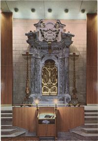 ארון הקודש משיש של בית הכנסת של ריג'יה אימיליאה (איטליה) משנת תקט''ז, כעת בבית הכנסת המרכזי של חיפה - קרית שמואל / Marble holy ark of the Reggio Emilia (Italy) synagogue (1756), now in the Central Synagogue of Kiryat Shmuel - Haifa