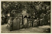 Praha. Skupina hrobů na starém židovském hřbitově.