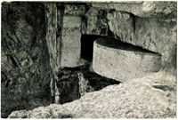 ירושלים. אבן הגולל בפתח קברי בית-הירודס / Jerusalem. Rolling stone at the entrance to the tomb of Herod's household.