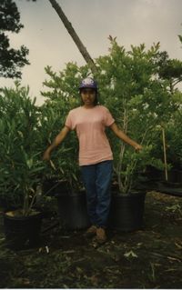 Fotografía de una adolescente trabajando con plantas  /  Photograph of Teenager Working with Plants