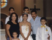 Fotografía de una quinceañera y su familia  /  Photograph of Quinceañera and Her Family