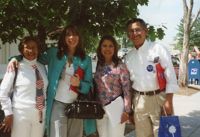 Fotografía de Diana Salazar, sus padres y Emma Lozano  /  Photograph of Diana Salazar and Her Parents with Emma Lozano