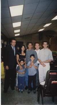 Fotografía de una familia de Johns Island junto a seminaristas  /  Photograph of Johns Island Family and Seminarians