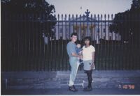 Fotografía de una pareja joven y su hijo frente a la Casa Blanca  /  Photograph of Young Couple and Child in Front of the White House