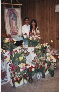Fotografía de una pareja joven junto a la imagen de la Virgen de Guadalupe  /  Photograph of Our Lady of Guadalupe and Young Couple