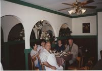 Fotografía de una familia en el restaurante Sabatino  /  Photograph of Family at Sabatino Restaurant
