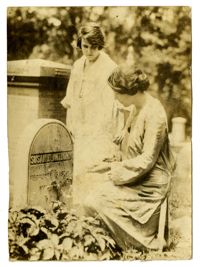Alice Paul and Anita Pollitzer at Susan B. Anthony's grave