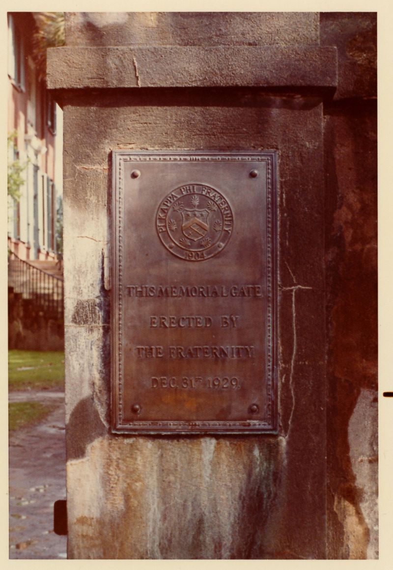Versterken fort Centrum Pi Kappa Phi Memorial Gate | TIFY