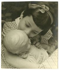 Dientje Krant with doll, 1942