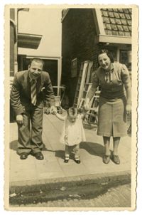 Phillip Krant, Dientje Krant, and Evaline Krant-Hamel, 1939